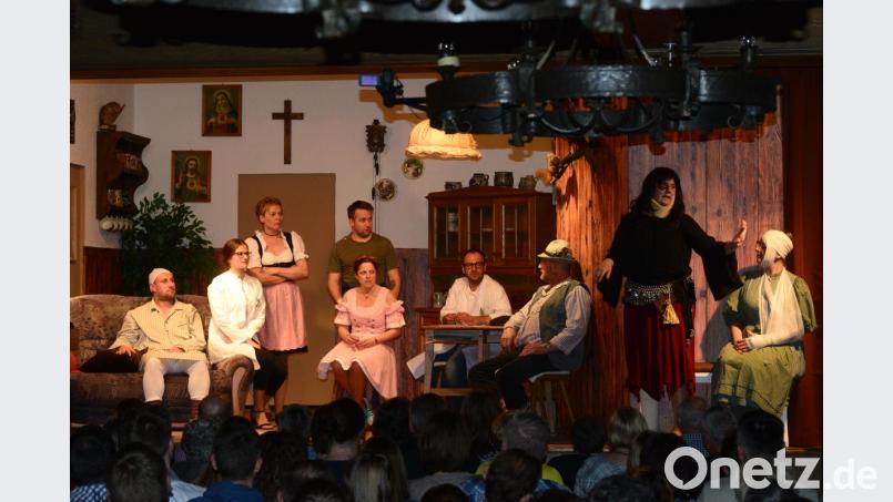 Austragslandwirt Feichtl, Dr. Dr. Freud, Kathi Feichtl, Hias Feichtl, Uschi Feichtl, Dr. Fleischer und Gottfried Bauer hören der Wahrsagerin Walburga Brennessel zu, ebenfalls Gretel Peterhansl (von links). Bild: bey