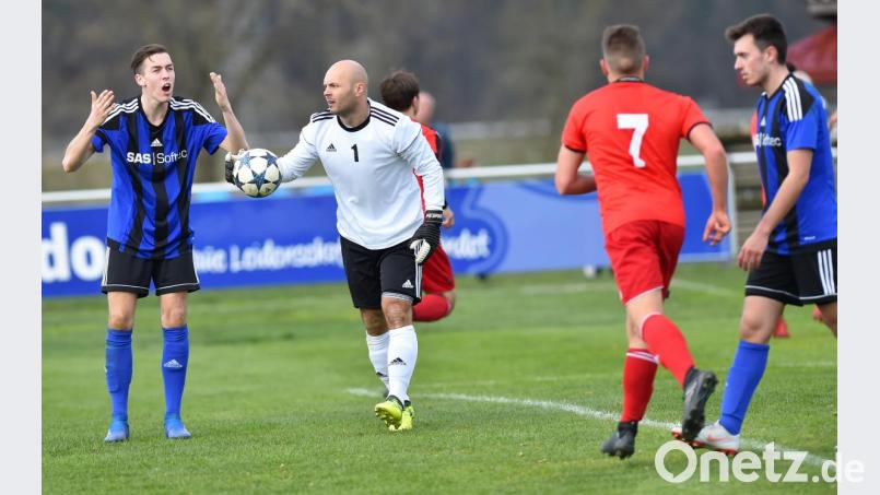 SpVgg-SV-Abwehrchef Fabian Helleder (links) kann’s nicht fassen: Fünf Gegentore kassierte die Wasserwerkelf beim 2:5 in Ettmannsdorf und kann damit vorerst alle Träume von Platz eins oder zwei begraben. Bild: Alfred Schwarzmeier