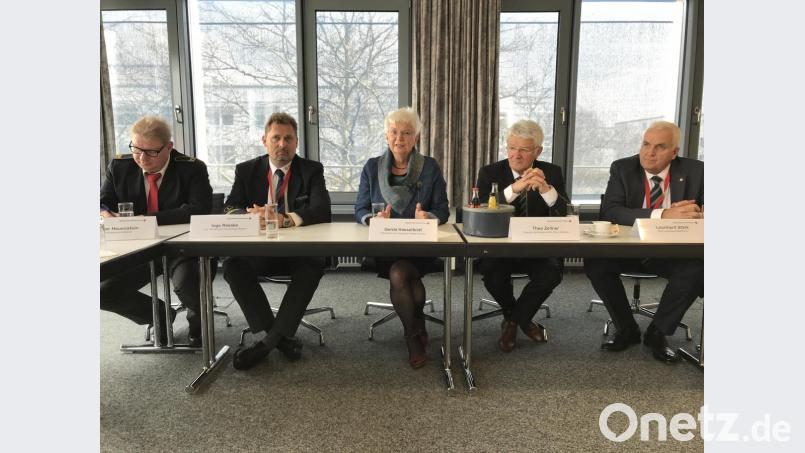 Das Rote Kreuz fordert Geld vom Bund: Kongressleiter Dieter Hauenstein, Ingo Roeske (Wasserwacht), DRK-Präsidentin Gerda Hasselfeldt, BRK-Präsident Theo Zellner und BRK-Landesgeschäftsführer Leonhard Stärk (von links). Bild: eig