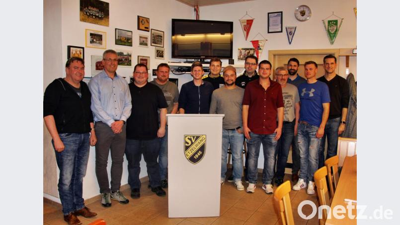 Die neugewählte Vorstandschaft von links: Walter Bielesch (Ältestenrat), Christoph Miszka (2. Vorsitzender), Benjamin Rischkau (1. Vorsitzender), Bernd Bielesch (Ältestenrat), Manuel Weber (Schriftführer), Jürgen Hartmann (Beisitzer), Thiemo Götzl (Abteilungsleiter Fußball), Bernd Sperber (Kassier), Bastian Weber (Beisitzer), Wolfgang Weber und Werner Heinl (Ältestenrat), Heiko Walter (3. Vorsitzender) sowie Bürgermeister Roman Berr. Bild: ds