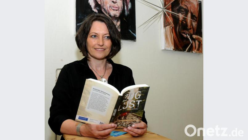 Autorin Christina Wagner bei der Lesung in der Buchhandlung Mayr: Dort stellte sie Amberger Literaturinteressierten ihren ersten Roman vor: „Zuglust“ Bild: Stephan Huber