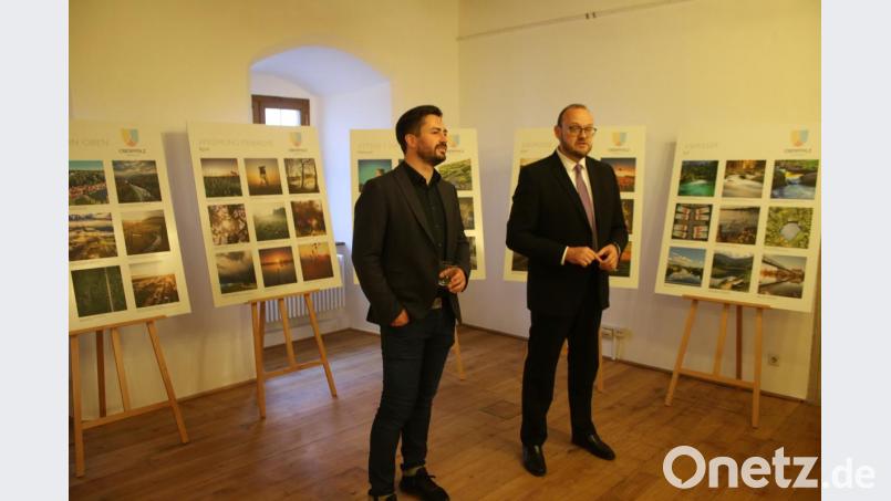 Die schönsten Fotos der Oberpfalz zeigt Geschäftsführer von Oberpfalz-Marketing Christoph Aschenbrenner (links). Landrat Andreas Meier ist stolz, was seine Oberpfalz zu bieten hat. Bild: sne