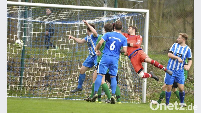 Das war in der 53. Spielminute die 2:0-Führung für den SV Freudenberg durch Michael Schlegl (links). Bild: Hubert Ziegler