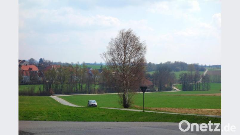 Die Kößlmühl-Umfahrung schlängelt sich im Südwesten der Stadt am gleichnamigen Weiler vorbei. Auf einer Länge von 300 Metern ist eine Sanierung des maroden Teilstücks im aktuellen Haushalt mit Kosten von 36 000 Euro eingeplant. Bild: fjo