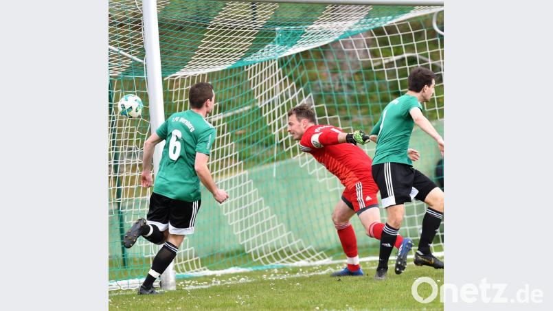 Beim Führungstreffer des FC Wernberg machte der Oberviechtacher Torwart Christian Böl (Mitte) keine glückliche Figur: Die Gästespieler Bernd Zimmermann (links) und Andreas Lorenz mussten gar nicht mehr eingreifen, der Ball landete nach einer weiten Flanke mit Windunterstützung im Netz. Bild: Alfred Schwarzmeier