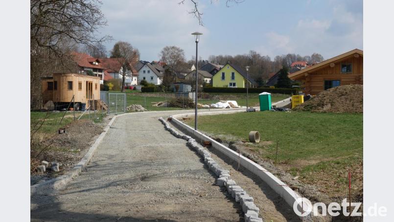 Im kleinen Baugebiet &quot;Messerpaint&quot; des Ortsteils Oberlind hält der Komfort bereits Einzug. Der Ausbau der Erschließungsstraße ist im neuen Haushalt mit Kosten von 45 000 Euro enthalten. Bild: fjo
