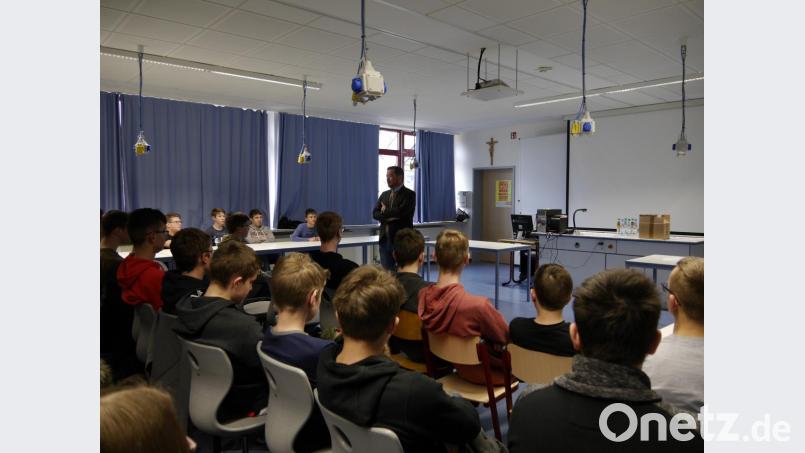 Bundestagsabgeordneter Uli Grötsch zu Besuch in Waldsassen: Inmitten der Schüler beantwortet er deren Fragen. Bild: ebr