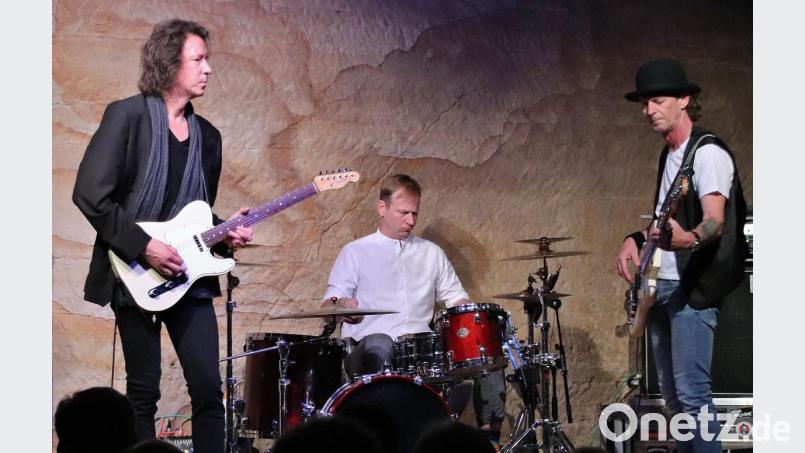 Toller Auftritt der Van-Straaten-Band im ausverkauften Felsenkeller mit Gitarrist und Sänger Arne Langbein, Drummer Michael Heß und Thomas &quot;Tscharlie&quot; Fuchs am Bass. Bild: Thomas Dobler
