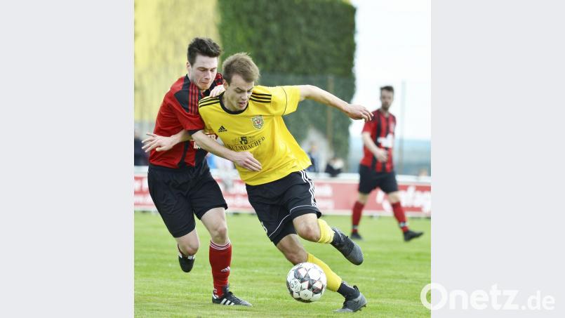 Der dreifache Hahnbacher Torschütze Bastian Freisinger (rechts) setzt sich gegen den Paulsdorfer Mittelfeldspieler Fabian Schreier im Zweikampf durch. Bild: Hubert Ziegler