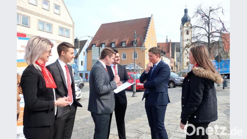 Die Sparkassen-Azubis befragten am Marktplatz Passanten zum Thema &quot;Blut- und Organspende&quot;. Bild: Hirsch