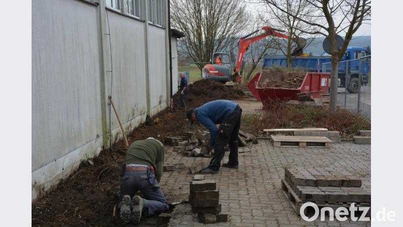 Derzeit wird die Halle im Außenbereich trockengelegt und der Sockel isoliert. Ab 15. April beginnen im Inneren der Halle die Arbeiten mit neuen Fenstern und neuer Deckenbeleuchtung und Heizung. Bis Mitte/Ende Oktober sollen die Arbeiten abgeschlossen sein. Bild: jr