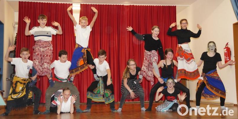 Mit einem afrikanischen Tanz, dem „Jambo“, eröffneten die Schüler der Klasse 5b den Abend für Kinder in Kenia und bekamen begeisterten Applaus. Bild: weu