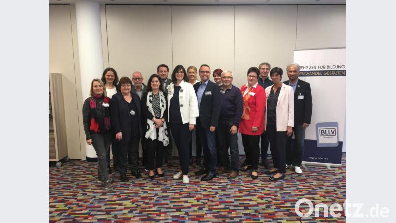 Die bisherige Vorsitzende des Ursula Schroll (Zweite von rechts) hat den BLLV-Vorsitz in der Oberpfalz abgeben. Künftig führt Katja Meidenbauer (Siebte von Links) den Verband. Bild: BLLV