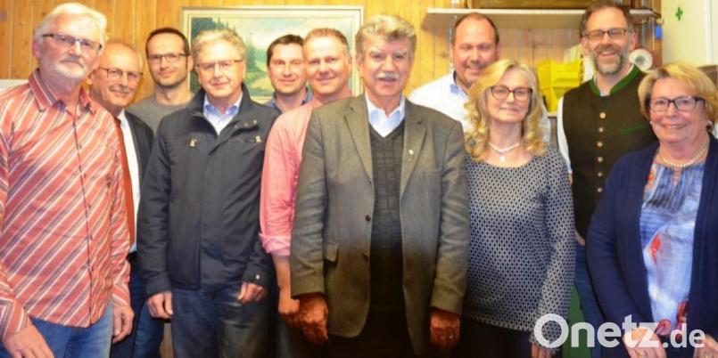 Weiter an der Spitze des Heimatkundlichen Arbeitskreises Steinberg/Wackersdorf steht Jakob Scharf (Fünfter von rechts), im Bild mit den weiteren Vorstandsmitgliedern. Bild: sja