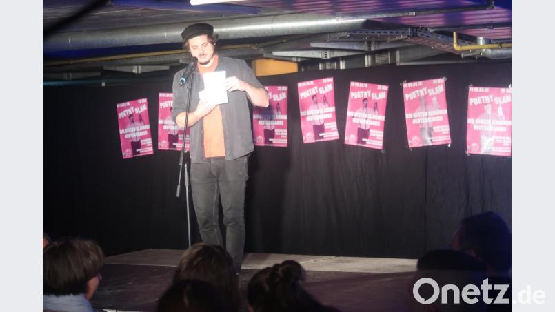 Publikumsliebling Rainer Holl rechnet bissig ab mit Lokalpatriotismus und proklamiert gnadenlos: &quot;Deutschland, Deutschland, überall is&#039; scheiße.&quot; Bild: otj