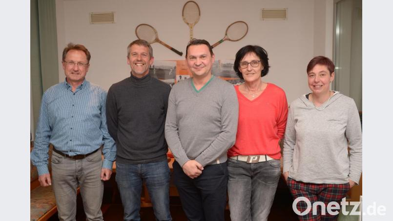 Die Vorstandsriege des TC Rot-Weiß Amberg, die für die nächsten zwei Jahre gewählt wurde (von links): Kassier Rudi Eckl, Achim Beck, Dmitri Ivkine, Helga Krones und Schriftführerin Ulrike Butscher. Bild: ref