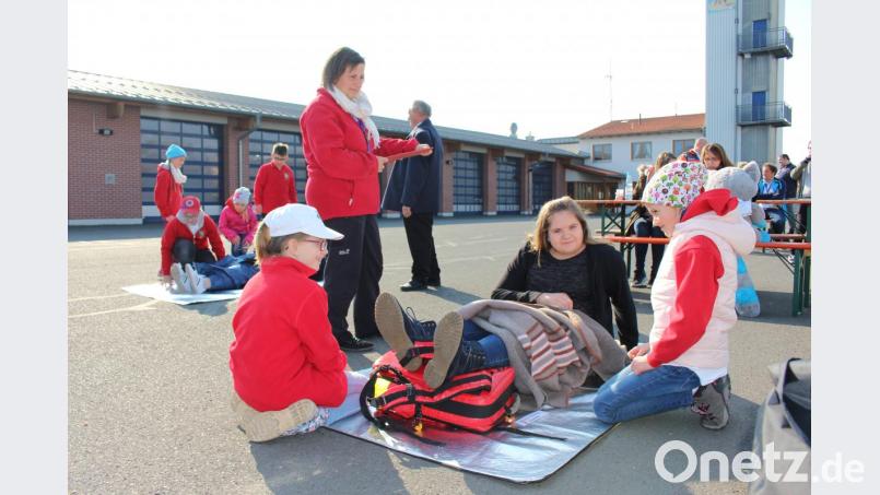 Bereits die Zehn- bis Elfjährigen der Stufe I versorgten professionell ihre Verletzten und Erkrankten bei „Erste Hilfe Praxis“, wie hier unter den Augen von Schiedsrichterin und BRK-Ausbildern Miriam Schmid. Bild: exb