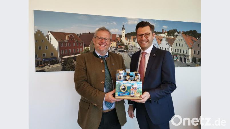 Christoph Skutella (FDP) besuchte Oberbürgermeister Andreas Feller (links) im Rathaus. Bild: exb