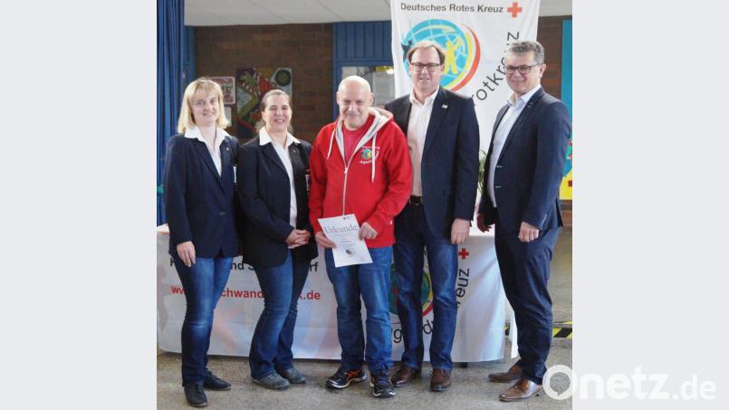Seit 40 Jahren ist Konrad Betz (Mitte) beim Jugendrotkreuz tätig. Dafür wurde er von Bürgermeister Martin Birner, Kreisbereitschaftsleiter Willi Klein sowie der Leiterin für Jugendarbeit im Kreis, Katrin Hofmann, und ihrer Stellvertreterin Renate Schönberger (von rechts) geehrt. Bild: weu