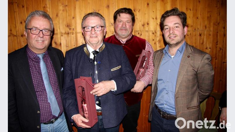 Für den scheidenden Schriftführer Fritz Holm (Zweiter von links) und Oliver Zrenner, der den Ortsvorsitz weiterreichte, hatten Bürgermeister Toni Dutz (links) und der neue CSU-Chef Michael Dutz (rechts) Geschenke vorbereitet. Bild: wro