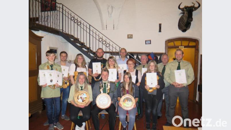 Erster Schützenmeister Florian Traßl (rechts) gratuliert den besten Schützen: Sonja Hofmann, Adrian Stangl, Celine Hofmann (sitzend von links), Christofer Käss, Daniel Eibisch, Heidi Schöpf-Stangl, Dominik Dörner, Jaqueline Hofmann, Ely Eibisch, Johann Zemsch, Stefanie Käss und Karl Danzer (stehend von links). Bild: jzk
