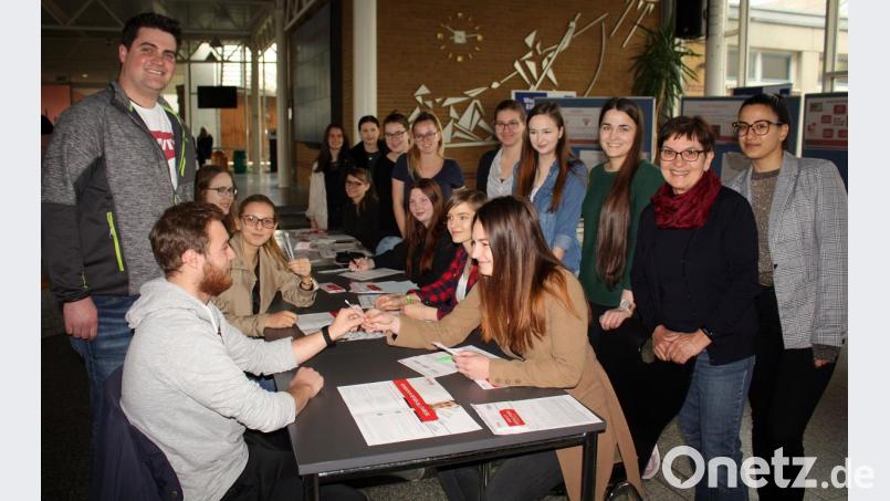 Die Typisierungsaktion an der Europaberufsschule mit Ärztin Barbara Steinhauser (Zweite von rechts) und Patrick Weber (stehend, Zweiter von rechts) war ein voller Erfolg. Bild: R. Kreuzer