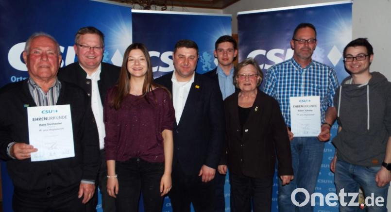 Oberbürgermeister Michael Cerny (Zweiter von links) freut sich mit den Geehrten und Gewählten des CSU-Ortsverbandes Raigering-Krumbach (von links): Hans Donhauser (40 Jahre Mitglied), Ina Koch, Vorsitzender Daniel Müller, Pascal Glöckner, Renate Meier, Robert Schreier (20 Jahre) und Florian Singer. Bild: e