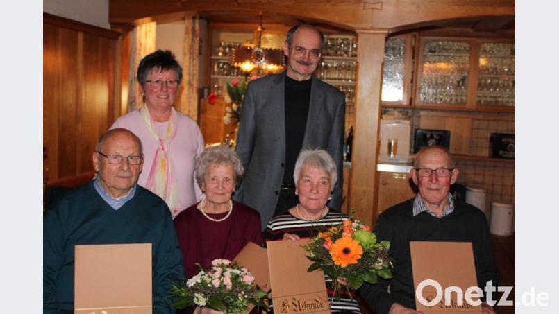 Die neuen Ehrenmitglieder des Obst- und Gartenbauvereins (vorne von links) Konrad Hopf, Resi Beinrucker, Marga Schmidkonz und August Schmidkonz (es fehlt Hilde Hopf) mit den Vorsitzenden Gabriele Laubert und Gerhard Gradl. Bild: hä