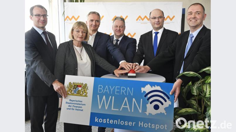 Im Rechenzentrum der OTH schaltet Finanzminister Albert Füracker (Zweiter von rechts) das BayernWLAN frei. Bild: Petra Hartl