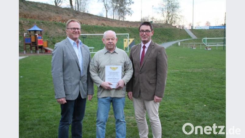 Willi Bayer (Mitte) ist sichtlich überrascht, als ihn DJK-Vorsitzender Wolfgang Schwarz (rechts) in der Jahreshauptversammlung zum Ehrenmitglied der DJK ernennt. Links im Bild dritter Vorsitzender Georg Bauer. Bild: prh