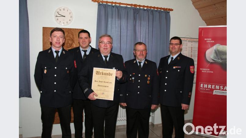 Die Feuerwehr Schnaittenbach ernennt ein neues Ehrenmitglied (von links): die Vorsitzenden Tobias Lautenschlager und Konrad Bierner, der geehrte Bürgermeister Josef Reindl und die Kommandanten Karl Hottner und Michael Werner. Bild: wfw
