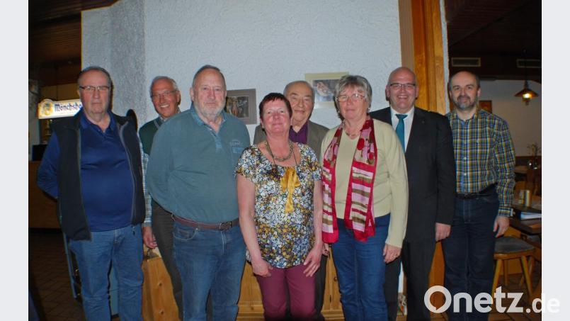 Neuwahlen gab es bei der Jahreshauptversammlung der Naturfreunde Waldsassen. Im Bild (von rechts) Michael Rückl (Hüttenwart), Bürgermeister Klaus Meyer, Maria Schmaus (Revisorin), Max Schmaus (Vorsitzender), Petra Bock (Zweite Vorsitzende), Hans Wolf (Revisor), Gerhard Schmaus (Schriftführer und Kassier) sowie Karl Reichenberger. Bild: enz