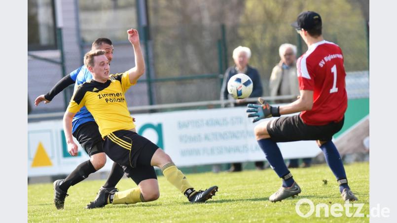 Im Verfolgerduell der A-Klasse West gab der SV Altenstadt/WN seine vorzügliche Ausgangslage aus der Hand: Die Nordgauer-Truppe verlor gegen den Konkurrenten SV Riglasreuth mit 0:2 und ist nur noch Dritter. In dieser Szene rettet der Riglasreuther Keeper Lukas Kuhbandner zusammen mit seinem Mitspieler Philip Schenkl (gelbes Trikot) gegen den Altenstädter Ugur Köse. Bild: A. Schwarzmeier