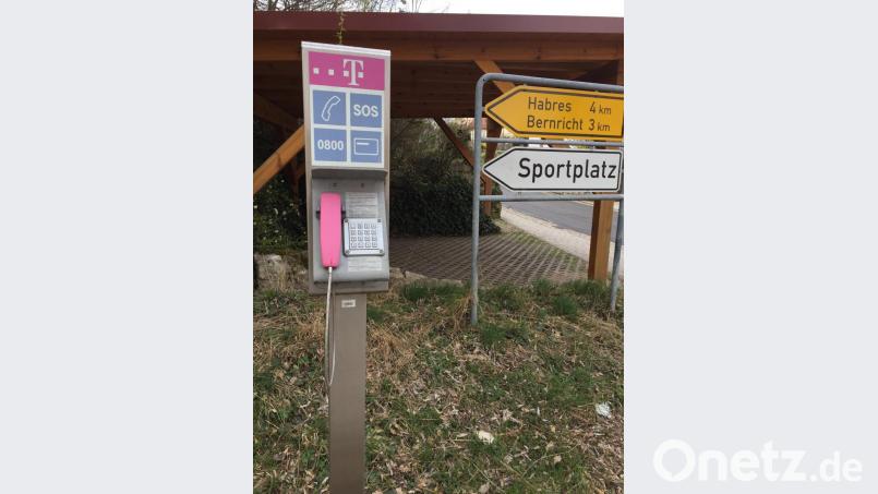 Auch bald Vergangenheit: Weil sie fünf Jahre ungenutzt blieb, wird die Telefonsäule an der Hirschbachstraße abgebaut. Bild: aks