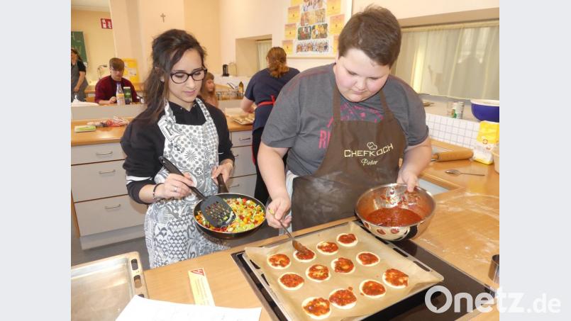 &quot;Chefkoch&quot; Peter bereitete Mini-Pizza und Rita Mini-Quichs zu. Bild: rn