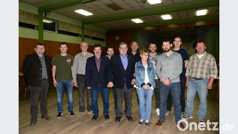 Zweiter Bürgermeister Gerhard Kres (links) leitete die Neuwahlen. Das Führungsquartett mit Vorsitzenden Helmut Grünbauer, Stellvertreter Artur Leonhardt, Schriftführerin Annika Leonhardt, Kassier Valentin Sax wurde einstimmig wieder gewählt. Bild: bey