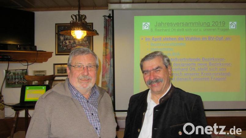 Für die anstehende Wahl zum Bezirksvorsitzenden des Verbandes Wohneigentum wünschte Kreisvorsitzender Otmar Zeitler (links) dem stellvertretenden Bezirksvorsitzenden Reinhard Ott (rechts) viel Erfolg. Bild: bsc
