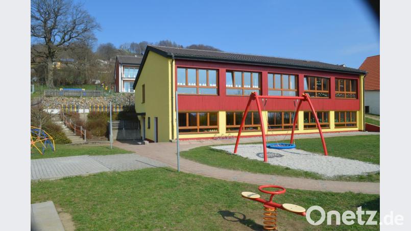 Der Kindergarten wird umgebaut. Der Anbau schließt sich links entlang bis hin zum Hang und an der Rückseite des Gebäudes an. Bild: fz