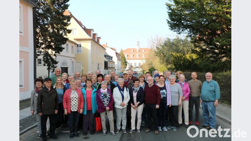 Die Edelsfelder Kirchengemeinde vor dem Gebäude mit dem Kirchensaal in Herrnhut. Bild: gru