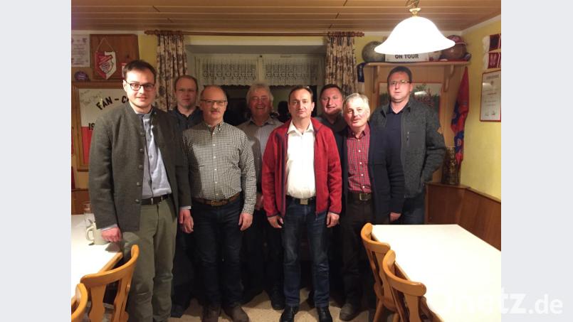 Mathias Zenger (Vierter von links) steht an der Spitze des CSU-Ortsverbandes Pamsendorf. Links im Bild Tobias Ehrenfried, der zur Europawahl referierte. Bild: exb