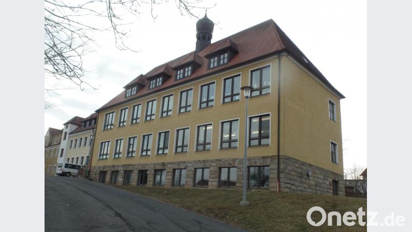 Für die Freiflächengestaltung soll das alte Schulgebäude in Kirchenthumbach komplett abgerissen werden. Bild: br