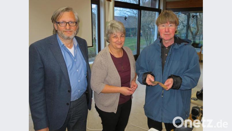 Für seinen Vortrag über archäologische Grabungen am Rauhen Kulm hat Grabungsleiter Hans Losert (rechts) einige Fundstücke der letztjährigen Grabungen mitgebracht. Zum Vortrag hatten der Historische Verein für Oberfranken und der Förderverein Rauher Kulm mit seinen Vorsitzenden Norbert Hübsch (links) und Käthe Pühl eingeladen. Bild: ow