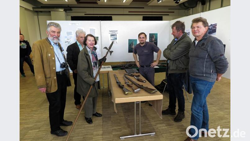 Bei der Ausstellung „40 Jahre Heimatkundlicher Arbeits- und Förderkreis Kemnath und Umgebung“ in der Mehrzweckhalle in Kemnath können Besucher an einem Stand der Arbeitsgruppe Fortschau Waffen begutachten lassen. Unter den Experten sind Hans Rösch (links) und Militärhistoriker Sebastian Thiem (Dritter von rechts). Christiane von Sobbe (Zweite von links) zeigt einen Sponton Bild: hrö