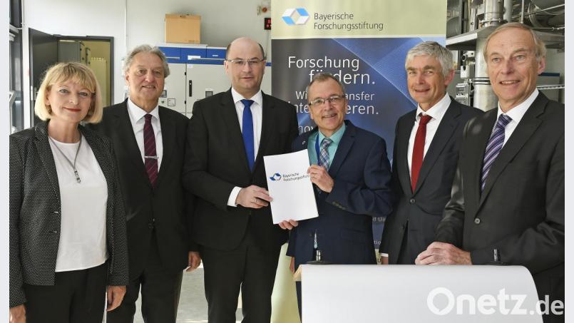 Dieser Zettel ist 341 000 Euro wert. Im Bild von links: OTH-Präsidentin Professor Andrea Klug, Professor Dieter Brüggemann (Uni Bayreuth), Finanzminister Albert Füracker, Projektleiter Professor Andreas Weiß, Rolf Pfeiffer (Deprag) und Professor Arndt Bode (Präsident Bayerische Forschungsstiftung). Bild: Petra Hartl