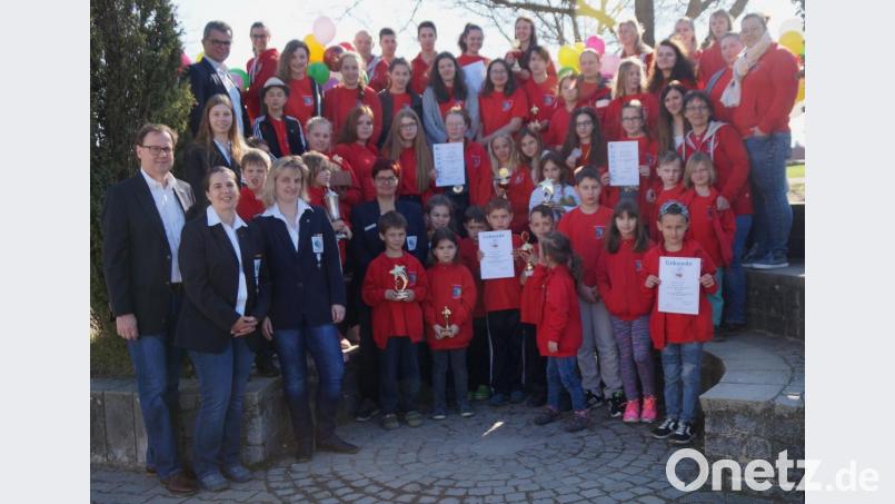 Bürgermeister Martin Birner (obere Reihe links) und BRK-Kreisbereitschaftsleiter Willi Klein (links) zeigten sich von den Leistungen der 67 Kinder und Jugendlichen beim BRK-Kreiswettbewerb des Jugendrotkreuzes beeindruckt. Die Leiterin der Jugendarbeit im Kreis, Katrin Hofmann (Zweite von links), hatte mit ihrem Team ein abwechslungsreiches Programm arrangiert. Bild: weu