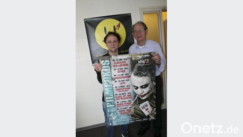 Das letzte Programm-Plakat: Uwe Kuchenbäcker (links) und Horst Elsner, die zuletzt den Filmfokus als Zwei-Mann-Team am Laufen hielten, nehmen schweren Herzens Abschied von der Sonderfilmreihe. Bild: fph/ryb