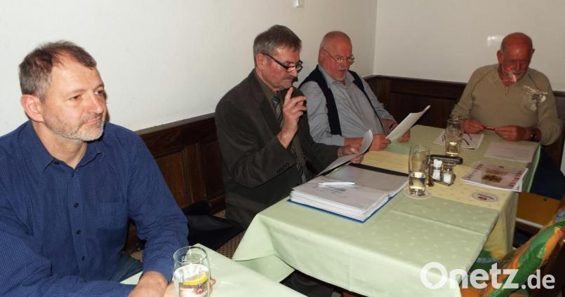 Schriftführer Peter Franz, die Vorsitzenden Günter Wuttke und Erich Kauper sowie Schatzmeister Hubert Gerstacker (von links) bei der Fleischer-Versammlung in Ursensollen. Bild: e