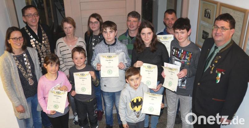 Nach einem spannenden Schießwettstreit stand Markus Forster (Zweiter von links) als Schützenkönig fest. Schützenliesl wurde Julia Schwingl (links), bei den Jugendlichen qualifizierte sich Maria Forster (Vierte von links) als Jugendkönigin und bei den Schülern der siebenjährige Leo Probst (vorne Mitte) als Schülerkönig. Schützenmeister Michael Forster (rechts) gratulierte. Bild: weu