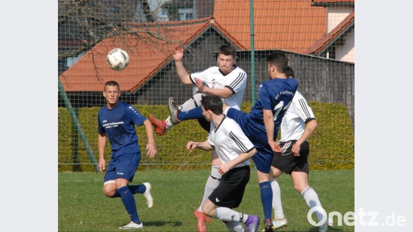 Der Tabellenzweite ATSV Tirschenreuth (weiße Trikots) feierte am Samstag bei der SG Fuchsmühl einen ungefährdeten 5:0-Sieg. Bild: gb