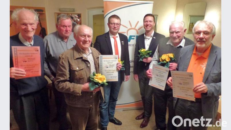 Kreisvorsitzender Florian Wiedemann und stellvertretender Landesvorsitzender Hans Martin Grötsch (Dritter und vierter von rechts) ehren (von links) Richard Scherl, Rudolf Richter und Hans Stock sowie (von rechts), Vorsitzenden Hans Schmid und Alfred Bauer für ihre Verdienste. Bild: br